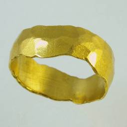 טבעת נישואין מזהב טהור במראה טבעי